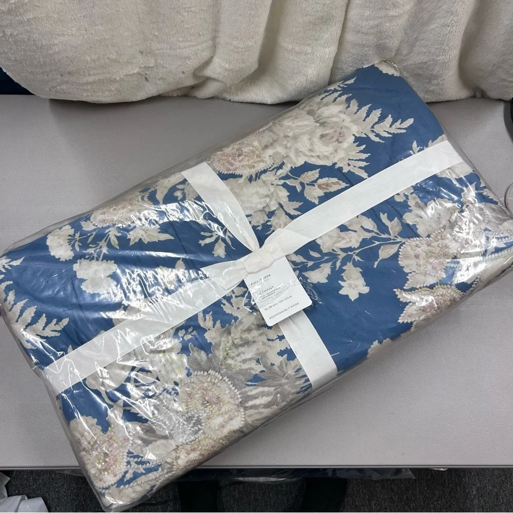 Pottery Barn Bethany Floral Embroidered Reversible Quilt + 2 Standard Shams NWT